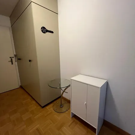 Warm Centrally Located And Quiet In Apartment *